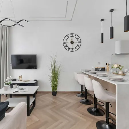 Klimatyzowany Z Balkonem Miejscem Do Pracy I Parkingiem By Renters Prestige